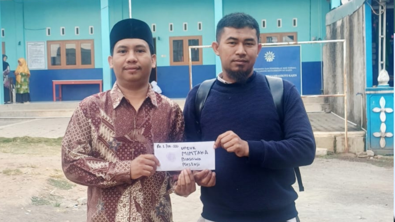Pasar Shodaqoh Salurkan Beasiswa Prestasi untuk Siswa MIMTAKA